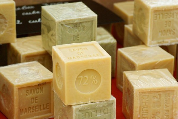 Le Savon de Marseille : Quels sont les origines, les méthodes de fabrication et les bienfaits pour la peau et l’environnement ?