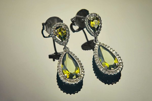 Pourquoi opter pour des boucles d’oreilles pendantes ?