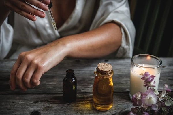Comment appliquer l'huile d'amande douce pour réduire les vergetures ?